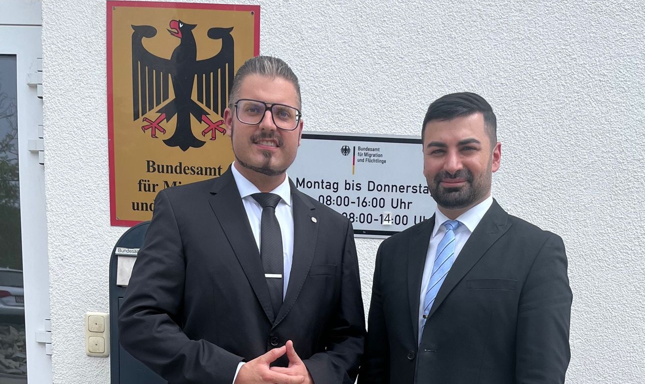 MdB Muhanad Al-Halak mit Walter Lemberger vor der AnkEr Einrichtung Deggendorf
