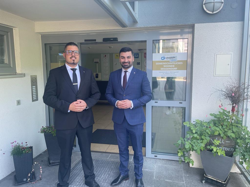 MdB Muhanad Al-Halak mit Walter Lemberger vor der Lebenshilfe Deggendorf e.V.