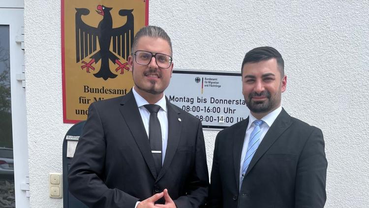 MdB Muhanad Al-Halak mit Walter Lemberger vor der AnkEr Einrichtung Deggendorf